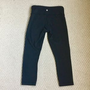 Lululemon | Black Size 4 Cropped Yoga Pants